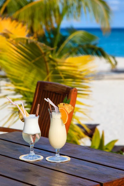 Two cocktails on tropical beach — Stock Photo, Image