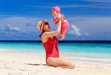 Sahilde küçük kızı ile oynarken annesi