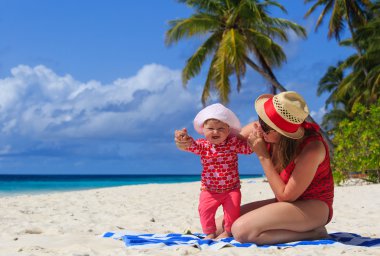 Anne ile küçük kızı Sahilde yürüyüş