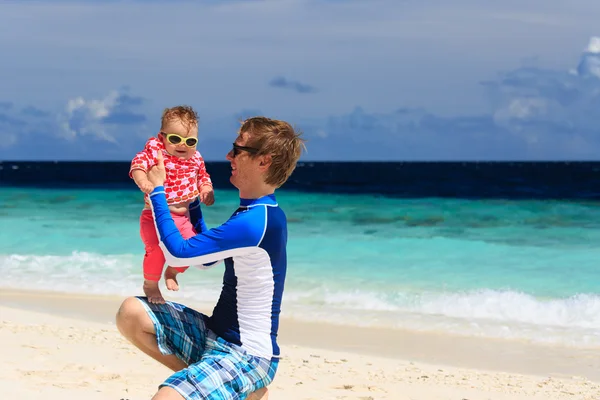 Padre e hija jugando en la playa — Foto de Stock