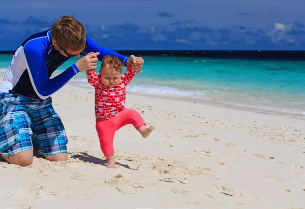 Pai e filha andando na praia — Fotografia de Stock