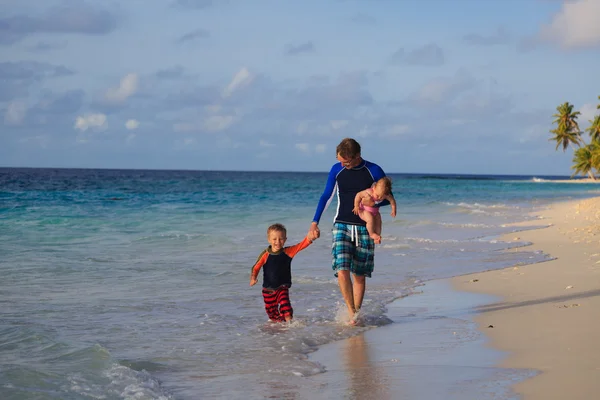 Father with kids on sand beach — Stockfoto