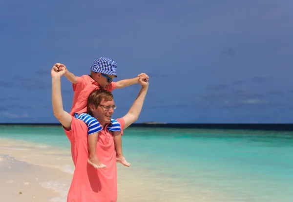 Gelukkige familie op zee vakantie — Stockfoto