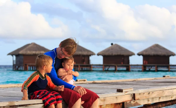 Père avec enfants en vacances tropicales — Photo
