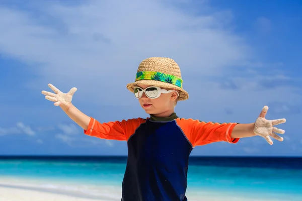 Mały chłopiec, zabawy na plaży wakacje — Zdjęcie stockowe