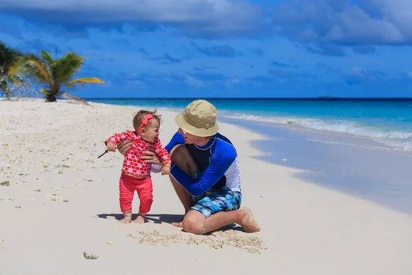 Vader en dochter spelen op het strand — Stockfoto