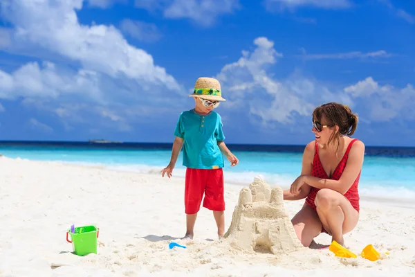 母と息子のビーチの上に城を構築 — ストック写真