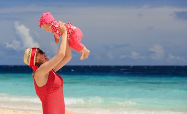 Sahilde küçük kızı ile oynarken annesi