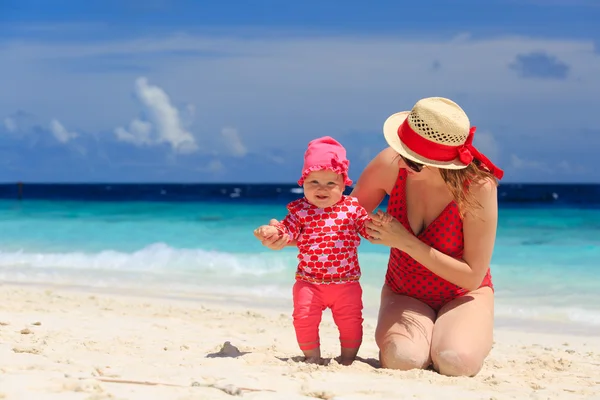 Mother walking with little daughter on the beach — Stock Photo, Image