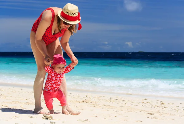 작은 딸과 함께 해변에서 산책 하는 어머니 — 스톡 사진