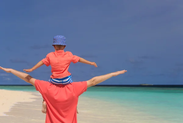 Gelukkige familie op zee vakantie — Stockfoto