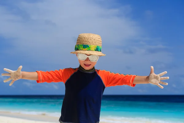 Маленький хлопчик розважається на пляжі — стокове фото