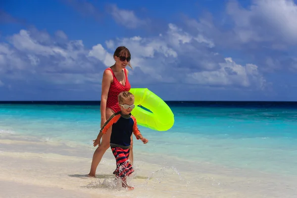 Mãe e filho vão nadar na praia — Fotografia de Stock