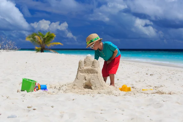 Edificio infantil castillo de arena en la playa tropical —  Fotos de Stock