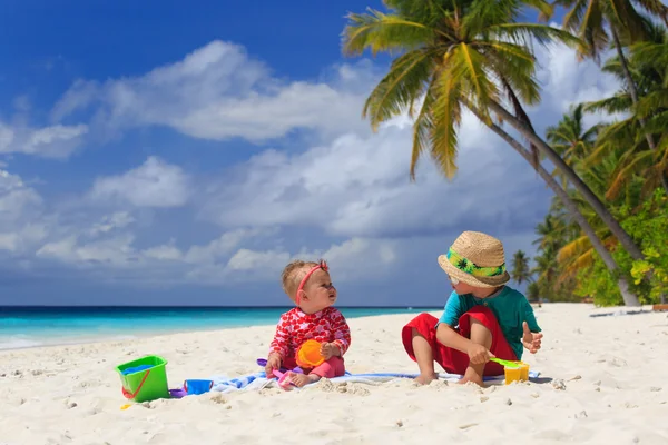 Fratello e sorella giocare su spiaggia tropicale — Foto Stock