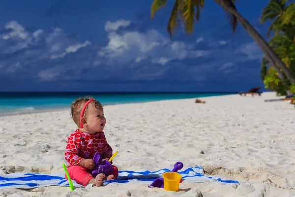 Menina brincando na praia de areia — Fotografia de Stock