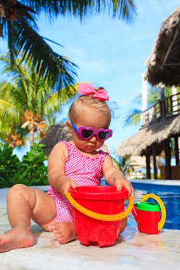 plajda yüzme havuzunda oynayan sevimli bebek kız