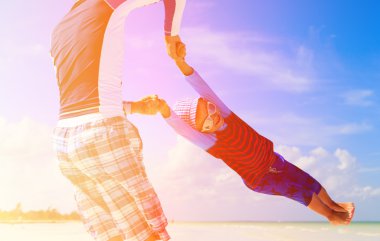 Baba ve oğul yaz sahilde oynarken