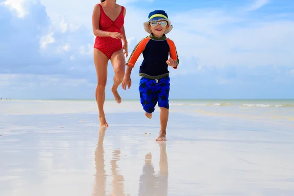 어머니와 아들 해변에 물에서 실행 — 스톡 사진