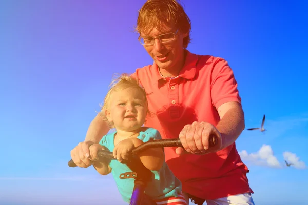 Pai e bebê de bicicleta no verão — Fotografia de Stock