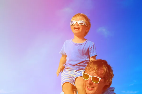 Isä ja poika leikkivät kesätaivaalla. — kuvapankkivalokuva