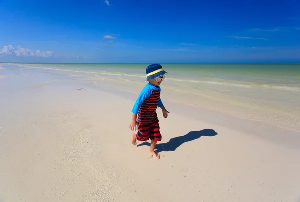Piccolo ragazzo piace correre sulla spiaggia estiva — Foto Stock