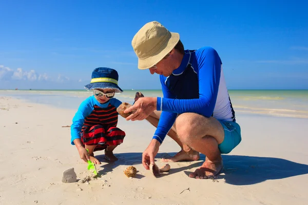 Padre e hijo construyendo castillo de arena en la playa de verano —  Fotos de Stock