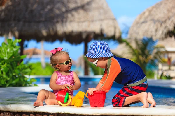 Bambini che giocano in piscina in spiaggia — Foto Stock