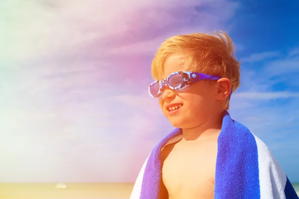 Glad gutt i svømmebriller på sommerstranda – stockfoto