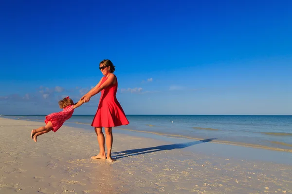 Matka i daugher grając na lato plaża — Zdjęcie stockowe