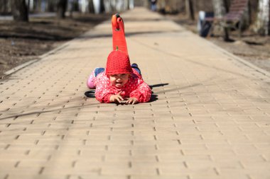 küçük kız düşmek scooter kapalı