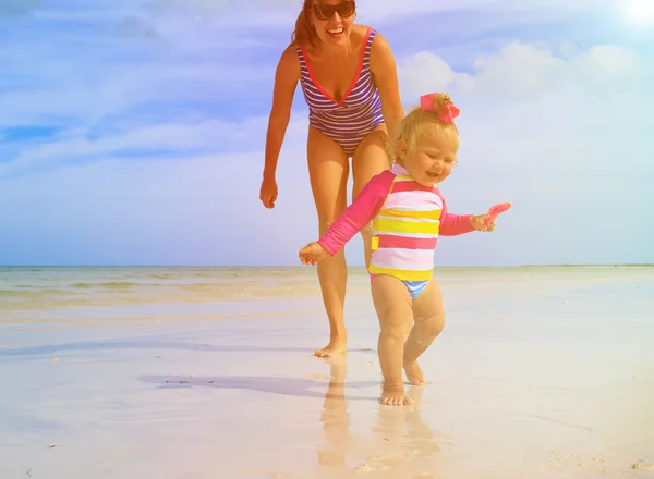 Matka i córka trochę zabawy na plaży — Zdjęcie stockowe