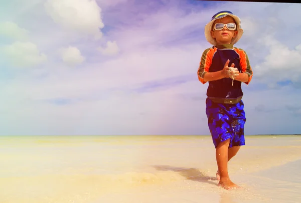 Mały chłopiec bawi się na piaszczystej plaży — Zdjęcie stockowe