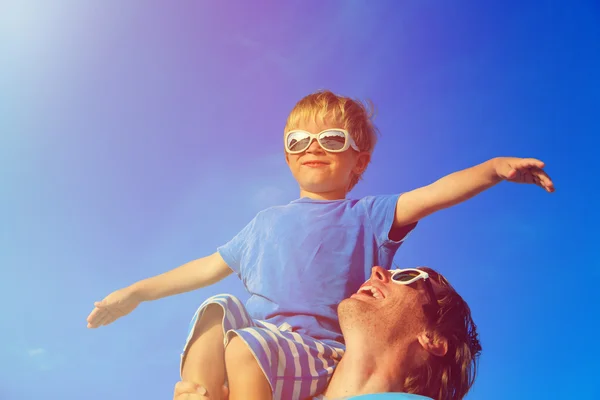 Padre e figlioletto che giocano sul cielo blu — Foto Stock