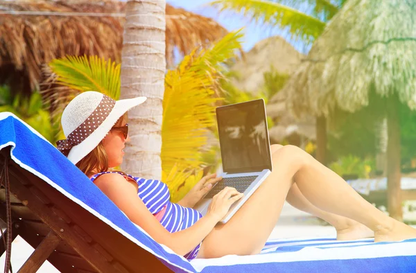 Woman with laptop on tropical beach — Stock Photo, Image