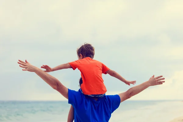 आनंदी वडील आणि मुलगा समुद्र किनारा खेळत — स्टॉक फोटो, इमेज
