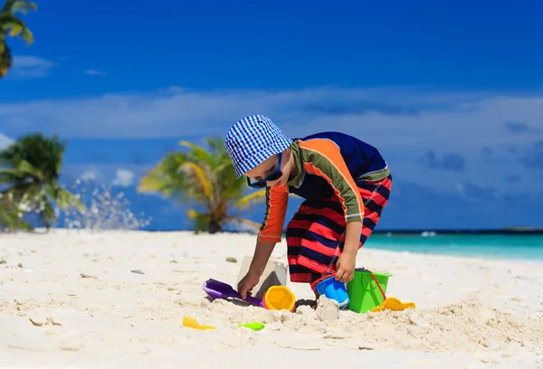 砂のビーチで遊ぶ子供 — ストック写真