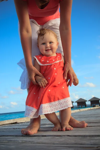 Niño aprendiendo a caminar en vacaciones tropicales — Foto de Stock