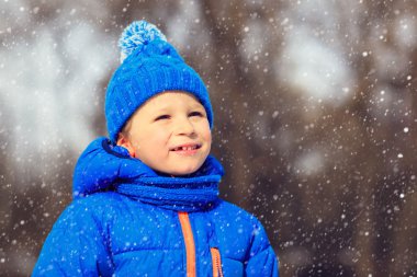 küçük çocuk zevk kış doğada ilk kar