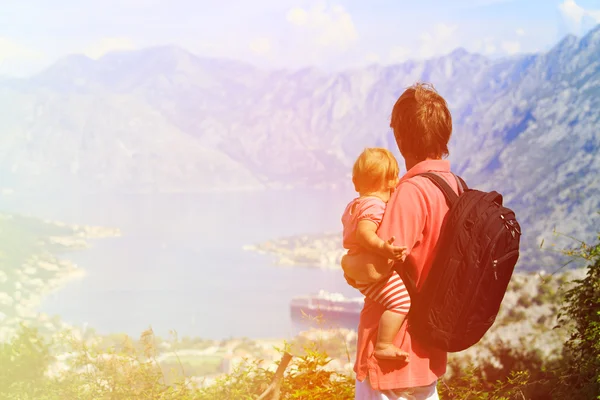 Отец с маленькой дочерью путешествует в горах — стоковое фото