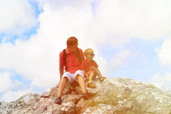 Father and little son travel hiking in mountains — Stock Photo, Image