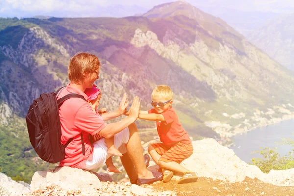 Père avec des enfants voyagent dans les montagnes — Photo