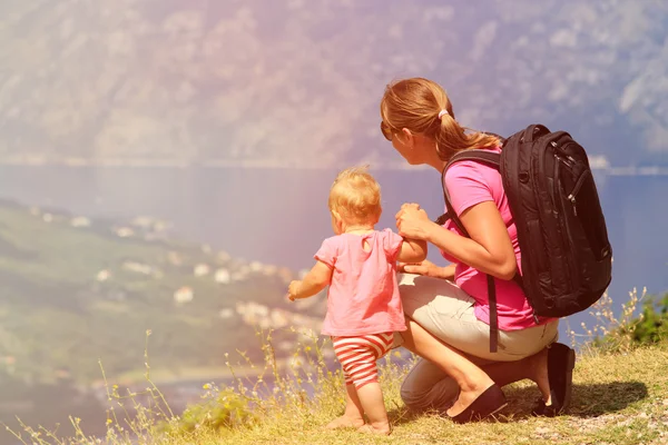 Mère avec petite fille voyage dans les montagnes — Photo