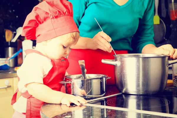Το χαριτωμένο κοριτσάκι Μαθαίνοντας να μαγειρεύουν με μητέρα — Φωτογραφία Αρχείου