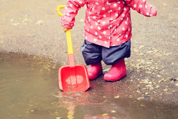 Gyermek játszik a víz pocsolya, gyerekek szabadtéri — Stock Fotó