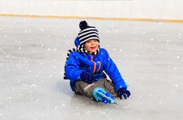 冬にスケートを学んでかわいい男の子 — ストック写真