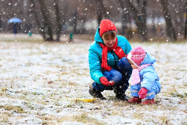 Mère et petite fille jouant en hiver — Photo