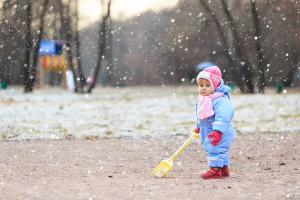 Little girl play in snow winter park — Stock Photo, Image