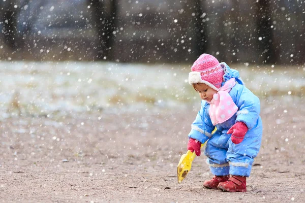 Küçük kız oyunda kar kış park — Stok fotoğraf