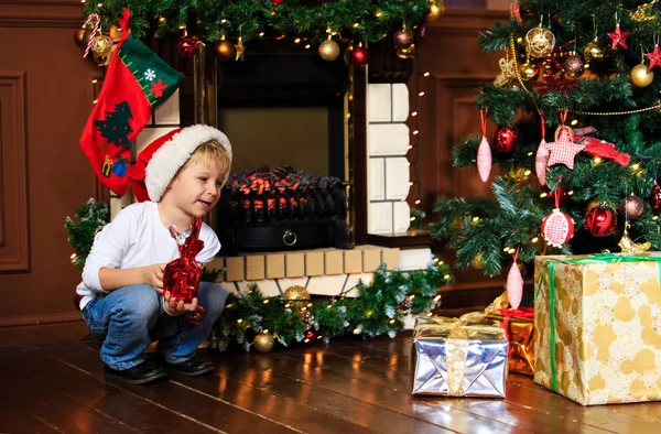 Μικρό αγόρι λαμβάνοντας παρουσία επάνω Xριστούγεννα — Φωτογραφία Αρχείου
